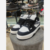 کتونی زارا سفید مشکی با رویه فوم خاویاری و زیره طبی مخصوص پیادهروی