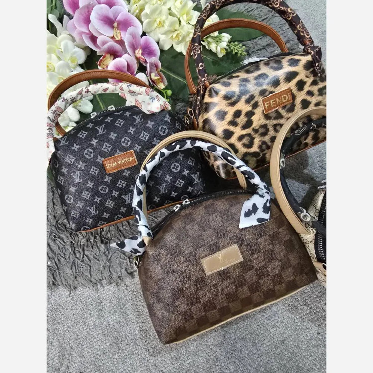 کیف دوشی زنانه چرمی مدل مژگان با بند بلند ابعاد 17 در 22 سانتیمتر