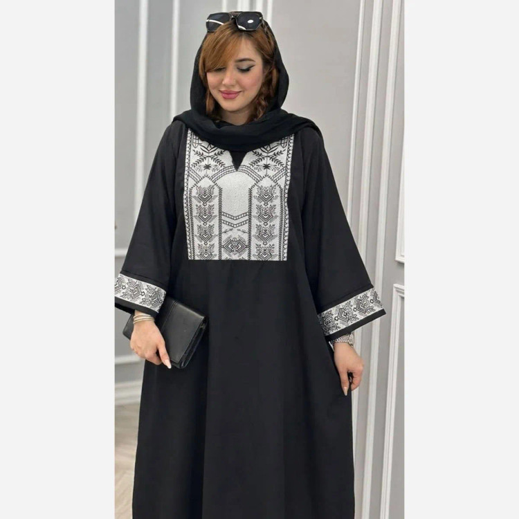 عبا زنانه مدل آلکا جنس داکرون خرجکار سوزن دوزی رنگ مشکی سفید فری سایز