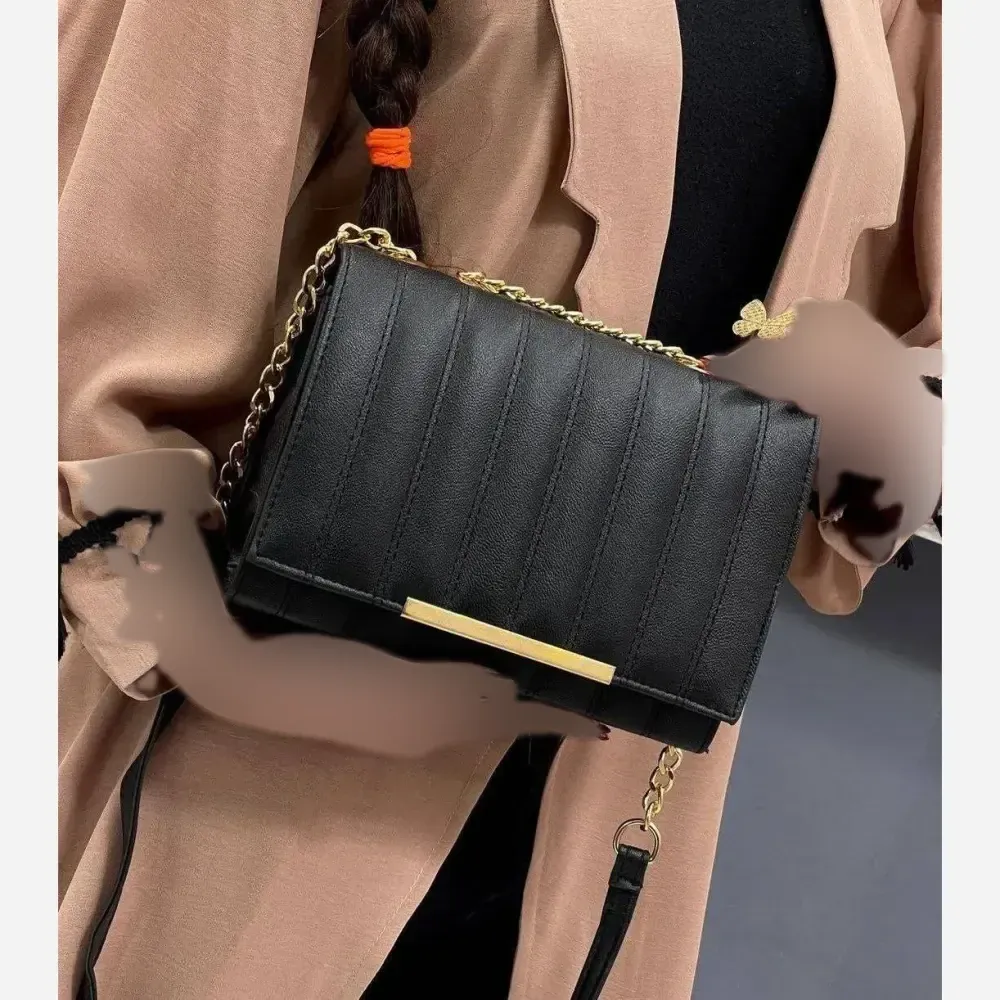 کیف چرمی زنانه مشکی اسپرت مدل سیما سایز آزاد