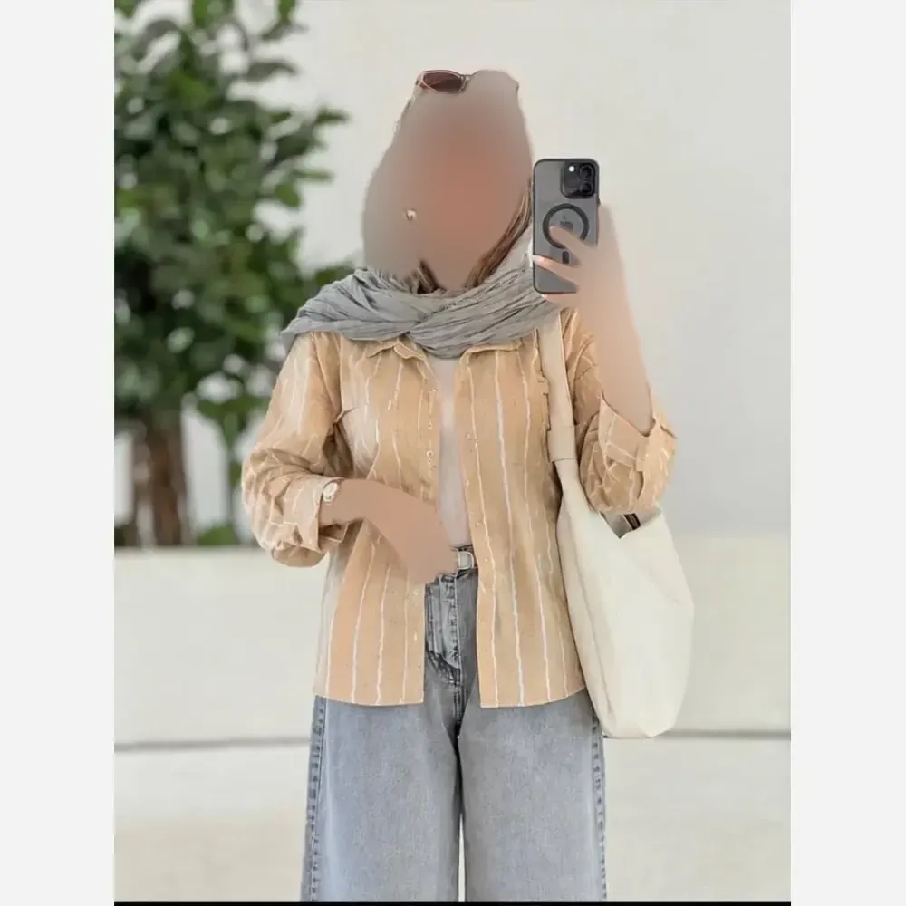 مانتو راه راه نفیس جنس پری نگینی درجه یک فری سایز رنگ کرم و آبی کاربنی