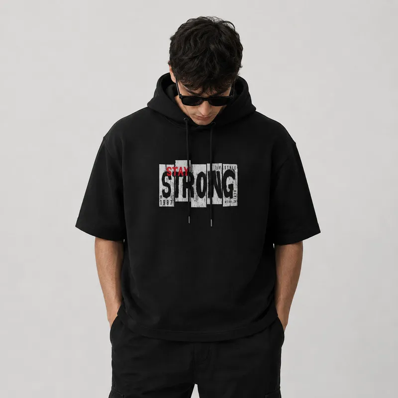 تی شرت مردانه کلاهدار نخی طرح حروف مشکی مدل STRONG