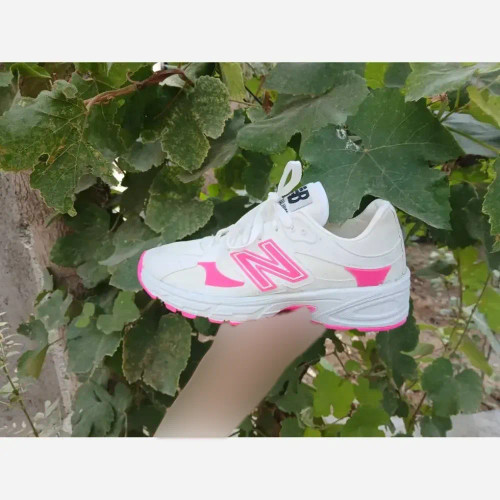 کتونی نیوبالانس سفیدصورتی زنانه زیره پلیمر سایز 37 تا 40