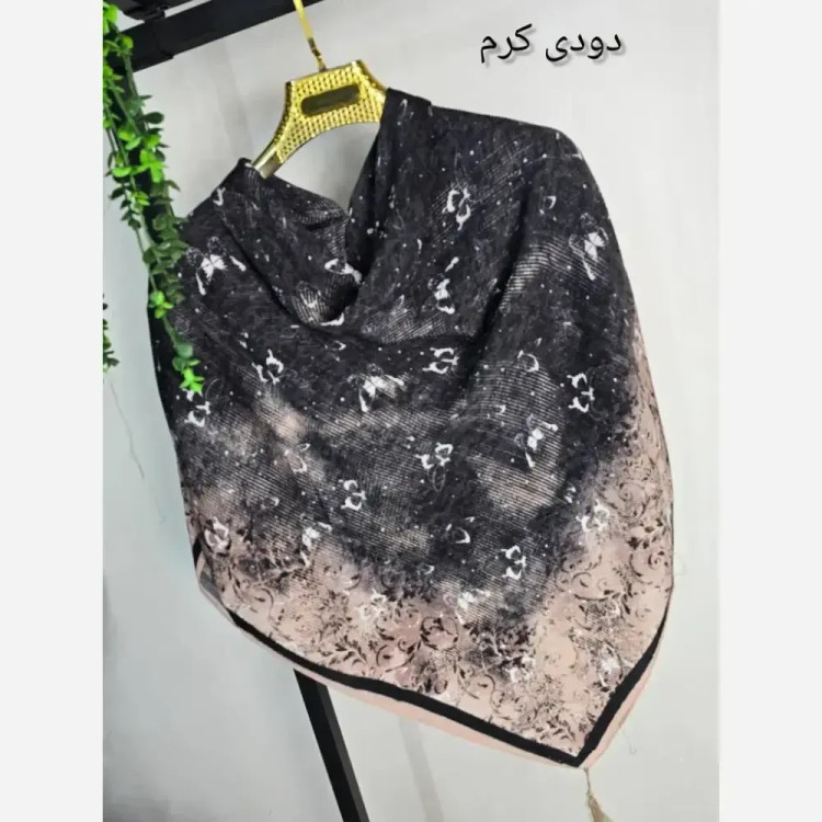 روسری پلیسه زنانه ابعاد 125 در 125 شاین دار مدل جوانه
