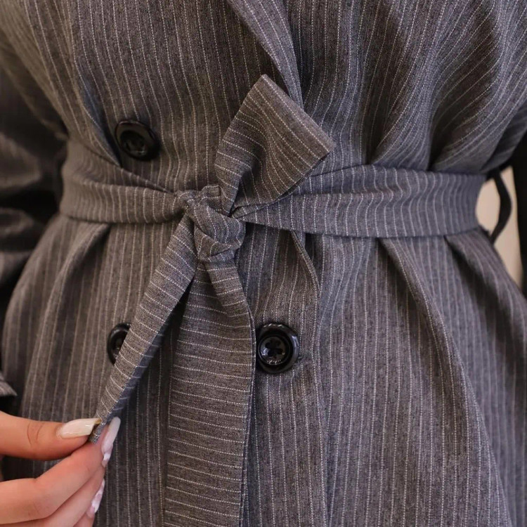 کت شلوار زنانه دیپلمات پرشیا مدل خوشه رنگ مشکی طوسی سورمه ای