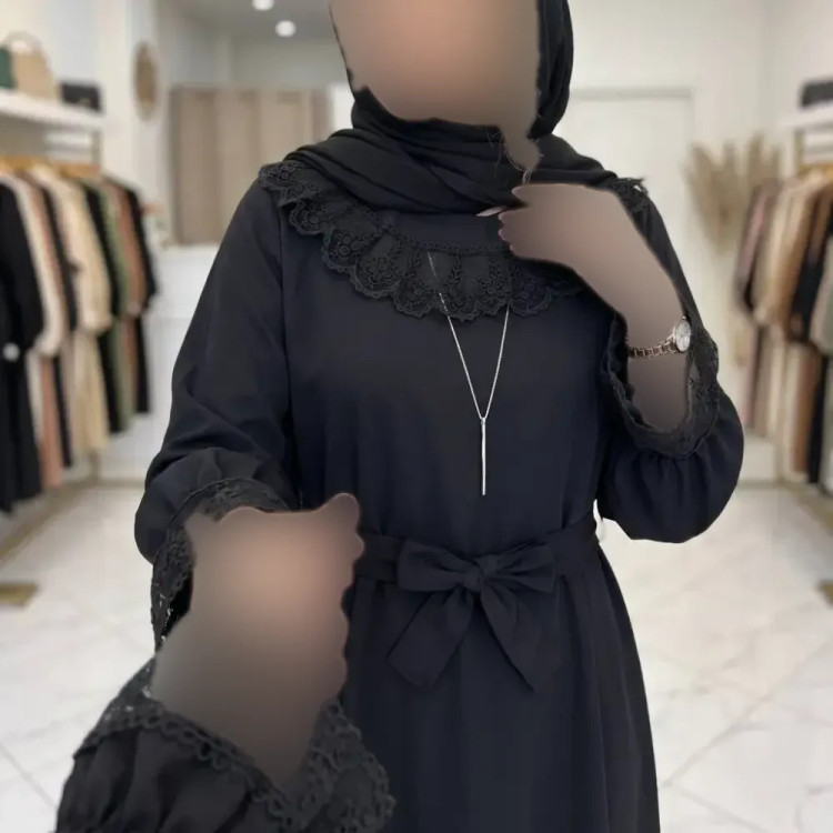پیراهن عبایی محبوبه جنس الیزه فری سایز رنگ مشکی گیپور مشکی و سفید