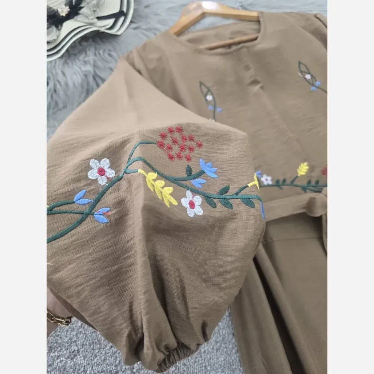 کفتان گلدوزی گلبرگ جنس بابوس فری سایز رنگ کرم نسکافه ای سبزسدری زرشکی