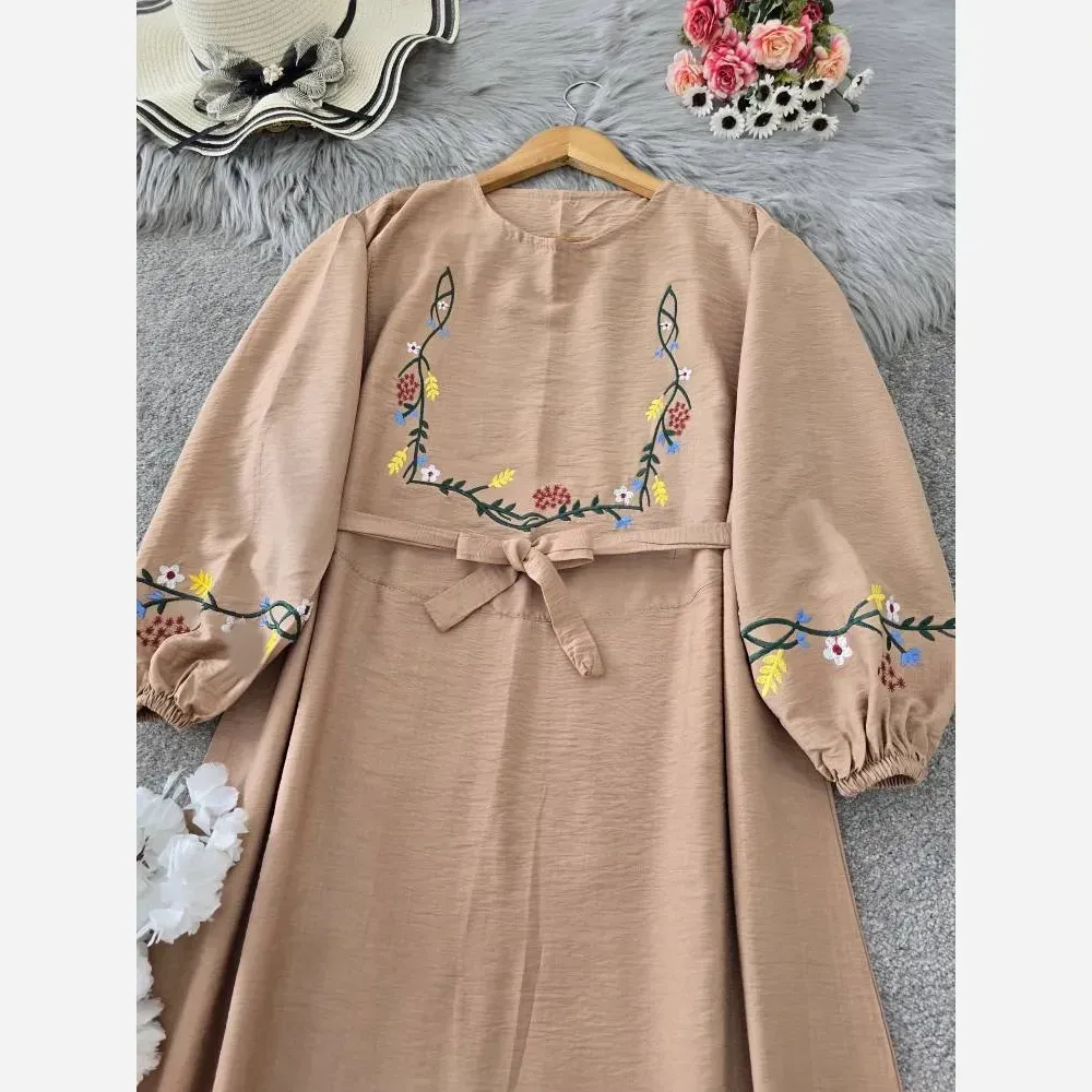 کفتان گلدوزی گلبرگ جنس بابوس فری سایز رنگ کرم نسکافه ای سبزسدری زرشکی