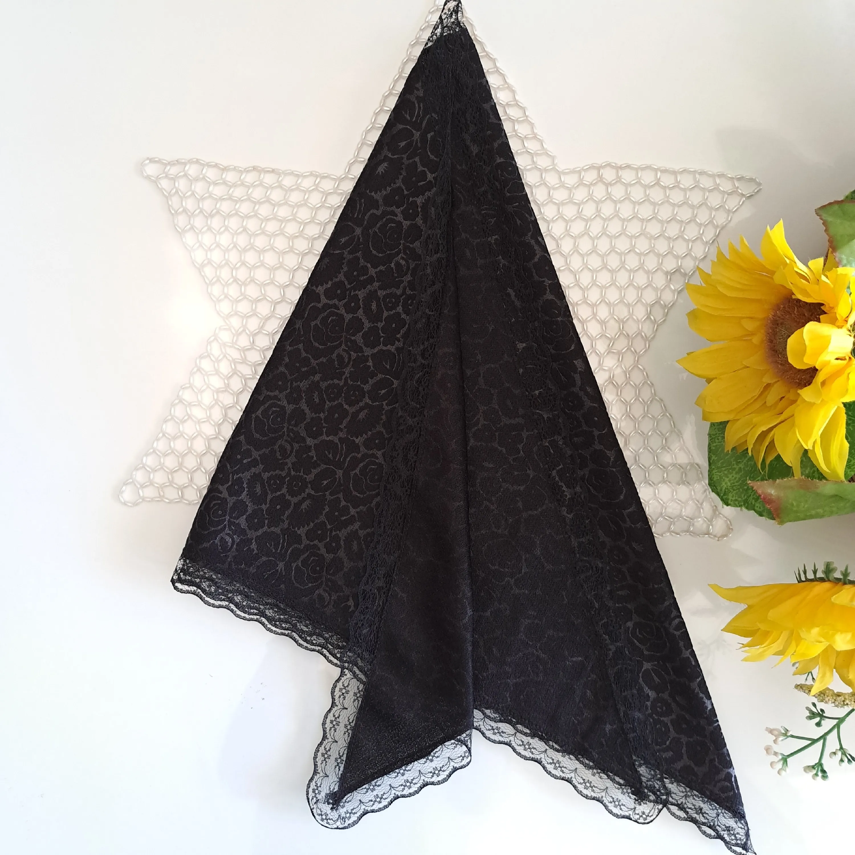 مینی اسکارف سه گوش نخی مشکی و قهوه ای طرح رز و پلنگی