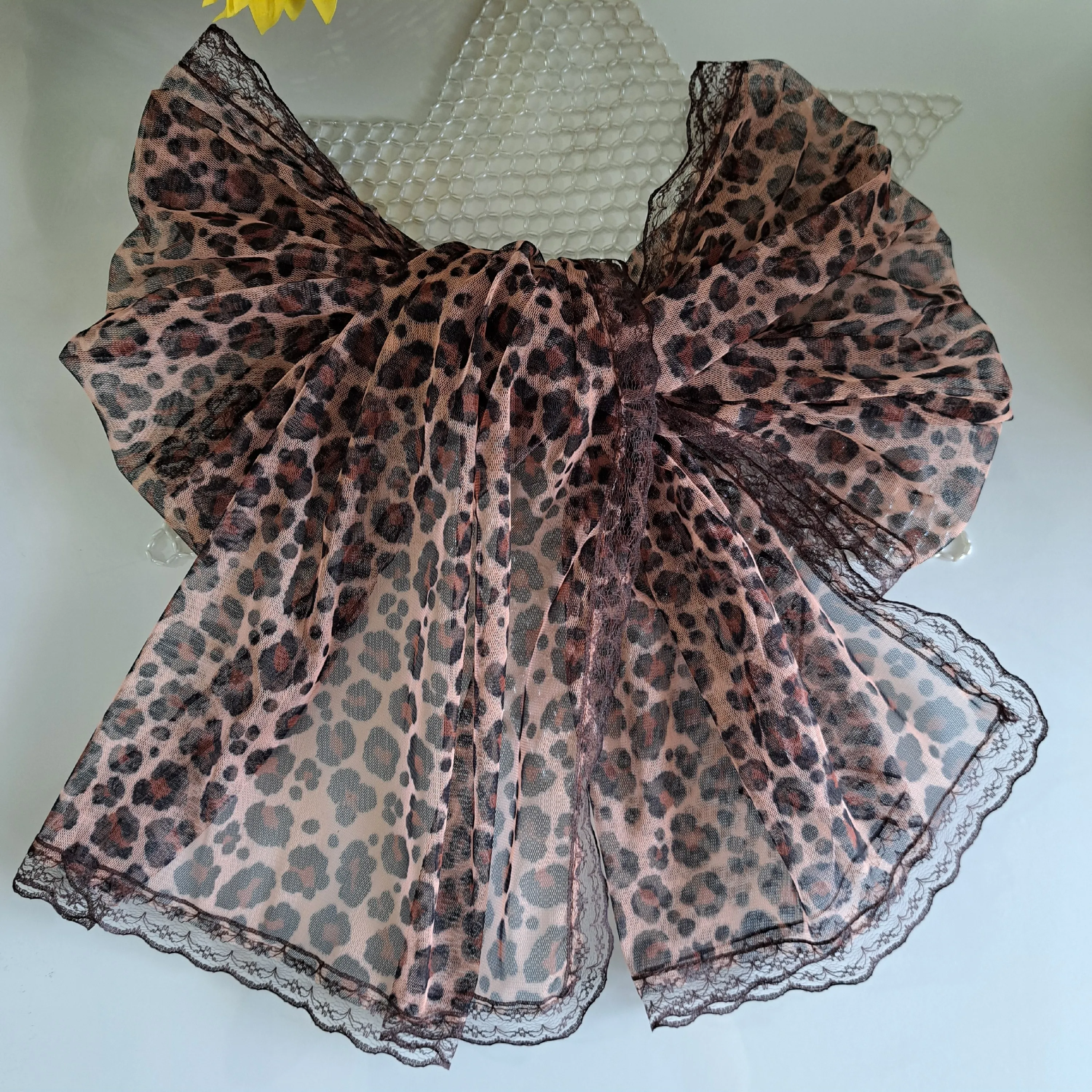شال پلنگی قهوه ای توری نرم و لطیف حاشیه گیپور دوزی ابعاد 180 در 52 سانتی متر مناسب بهار و تابستان