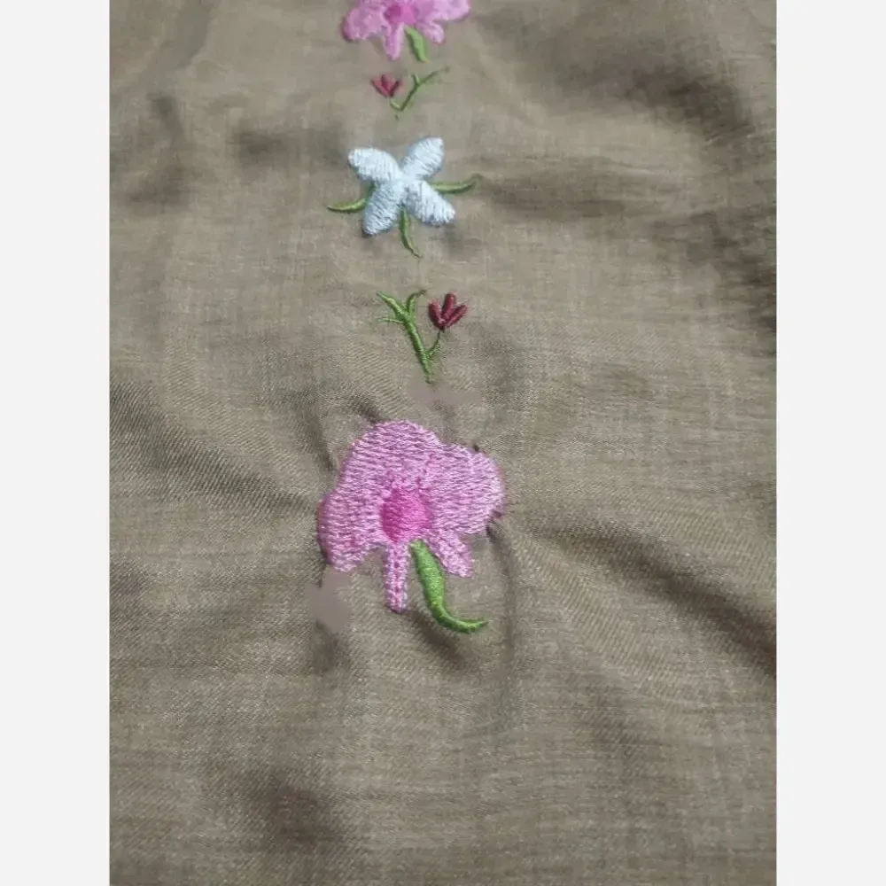 شومیز مانتویی نسکافه ای گلدوزی شده جنس شانتون سایز دو