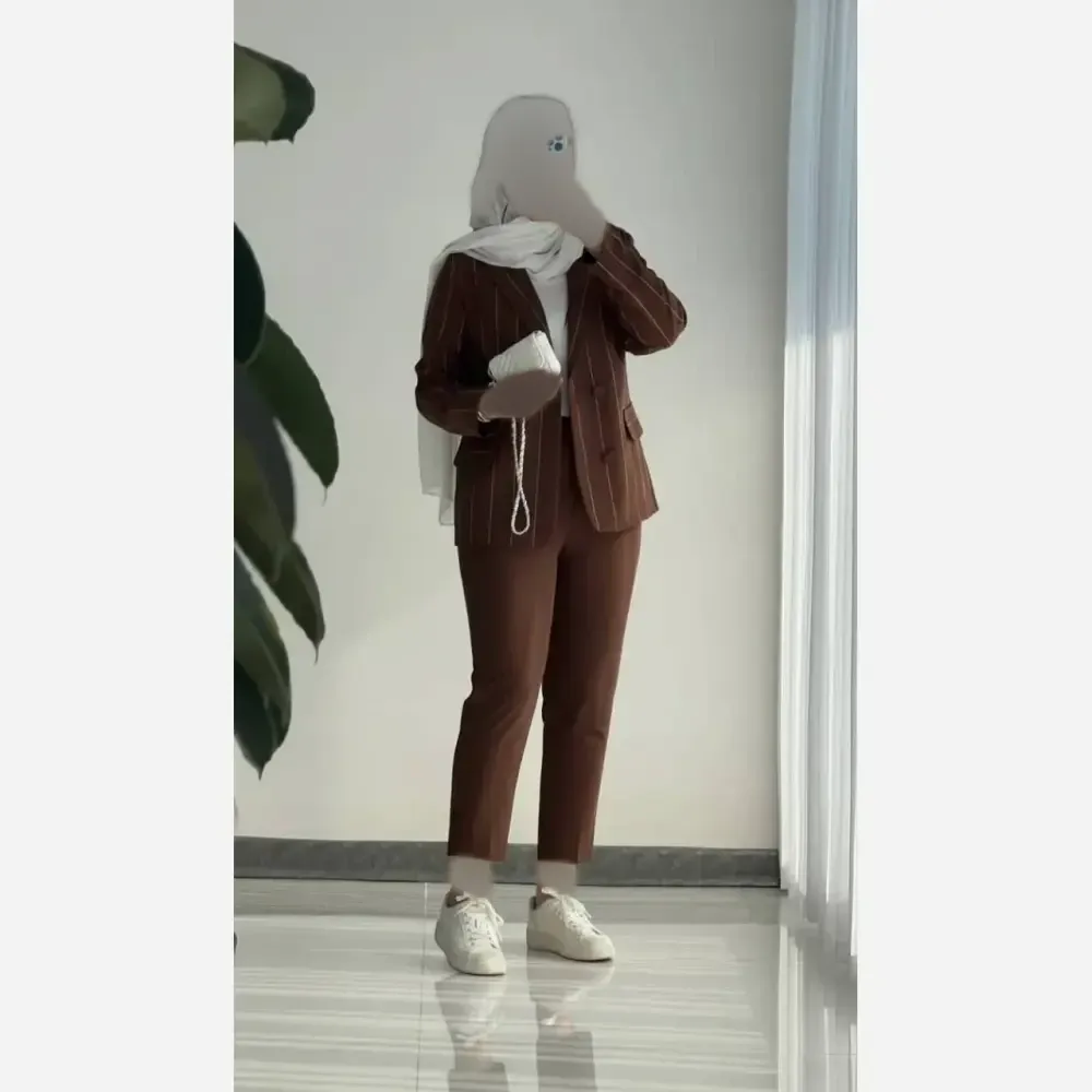 کت و شلوار ماهی مازراتی زنانه در رنگ های نسکافه ای، استخوانی و سبز ماچا در سایزهای یک و دو
