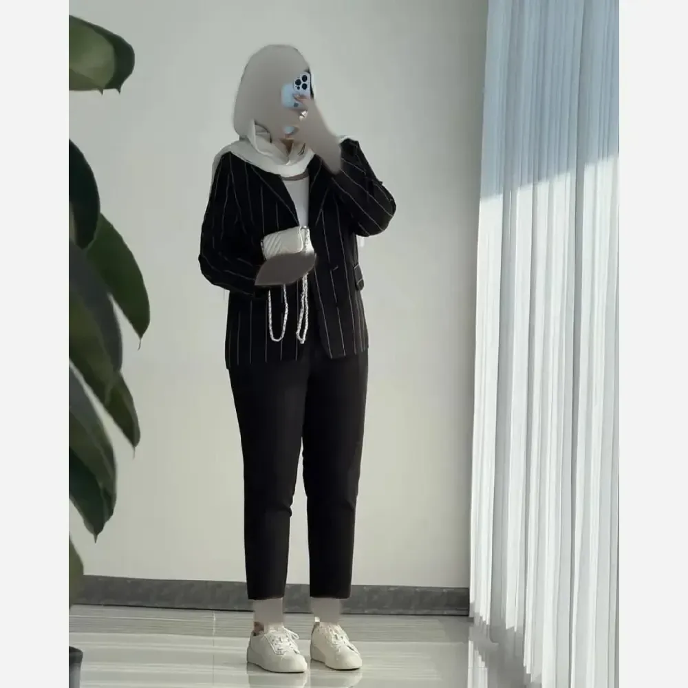 کت و شلوار ماهی مازراتی زنانه در رنگ های نسکافه ای، استخوانی و سبز ماچا در سایزهای یک و دو