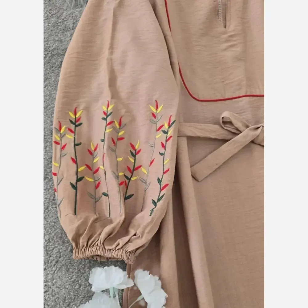 کفتان کلدوزی نرگسی بابوس فری سایز نسکافه ای زرشکی قد 138 آستین 66 گلدوزی شده کمربند دار