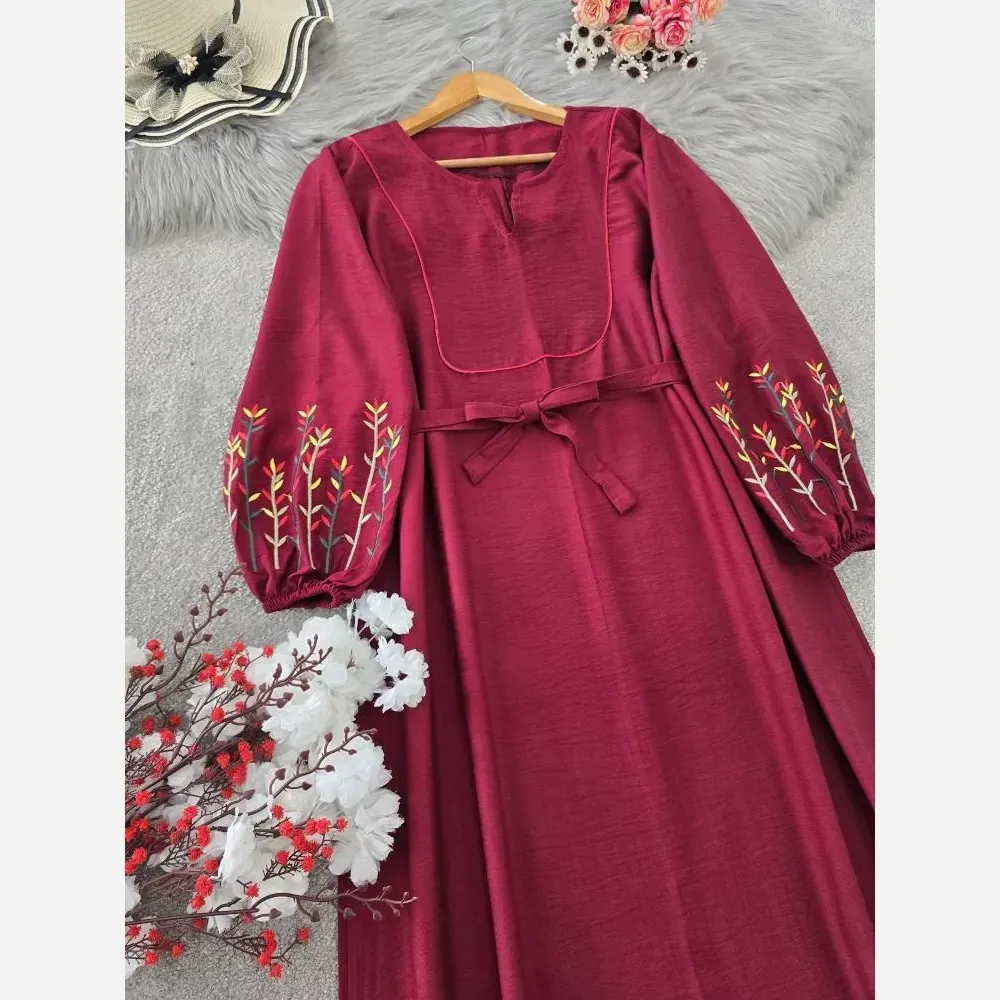کفتان کلدوزی نرگسی بابوس فری سایز نسکافه ای زرشکی قد 138 آستین 66 گلدوزی شده کمربند دار