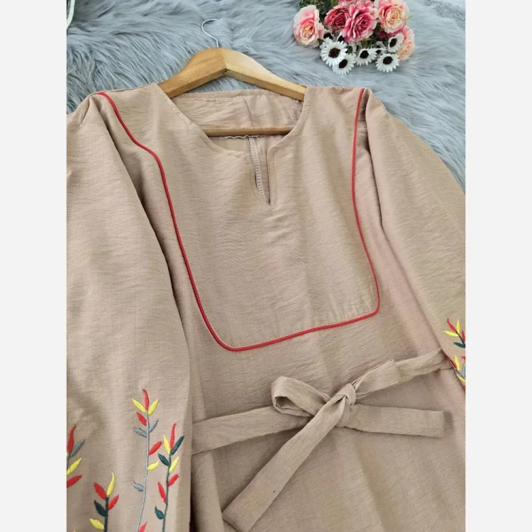 کفتان کلدوزی نرگسی بابوس فری سایز نسکافه ای زرشکی قد 138 آستین 66 گلدوزی شده کمربند دار