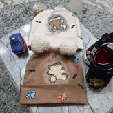 کلاه بچگانه تدی تریکو گرم بالا با چاپ و گلدوزی رنگ مشکی طوسی استخوانی نسکافه ای سایز 1 و 2