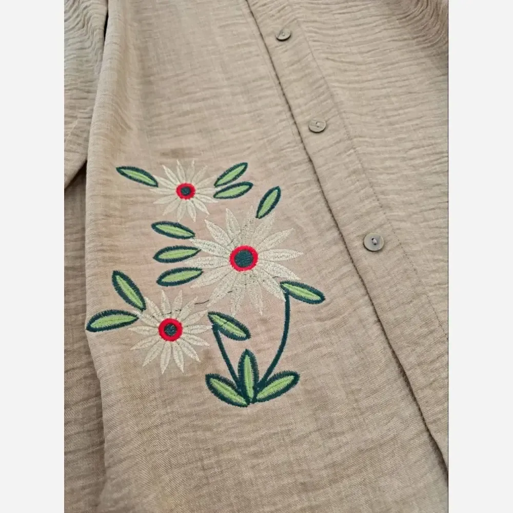 شومیز مانتویی گلدوزی شده طرح سه گل بابونه جنس شانتون