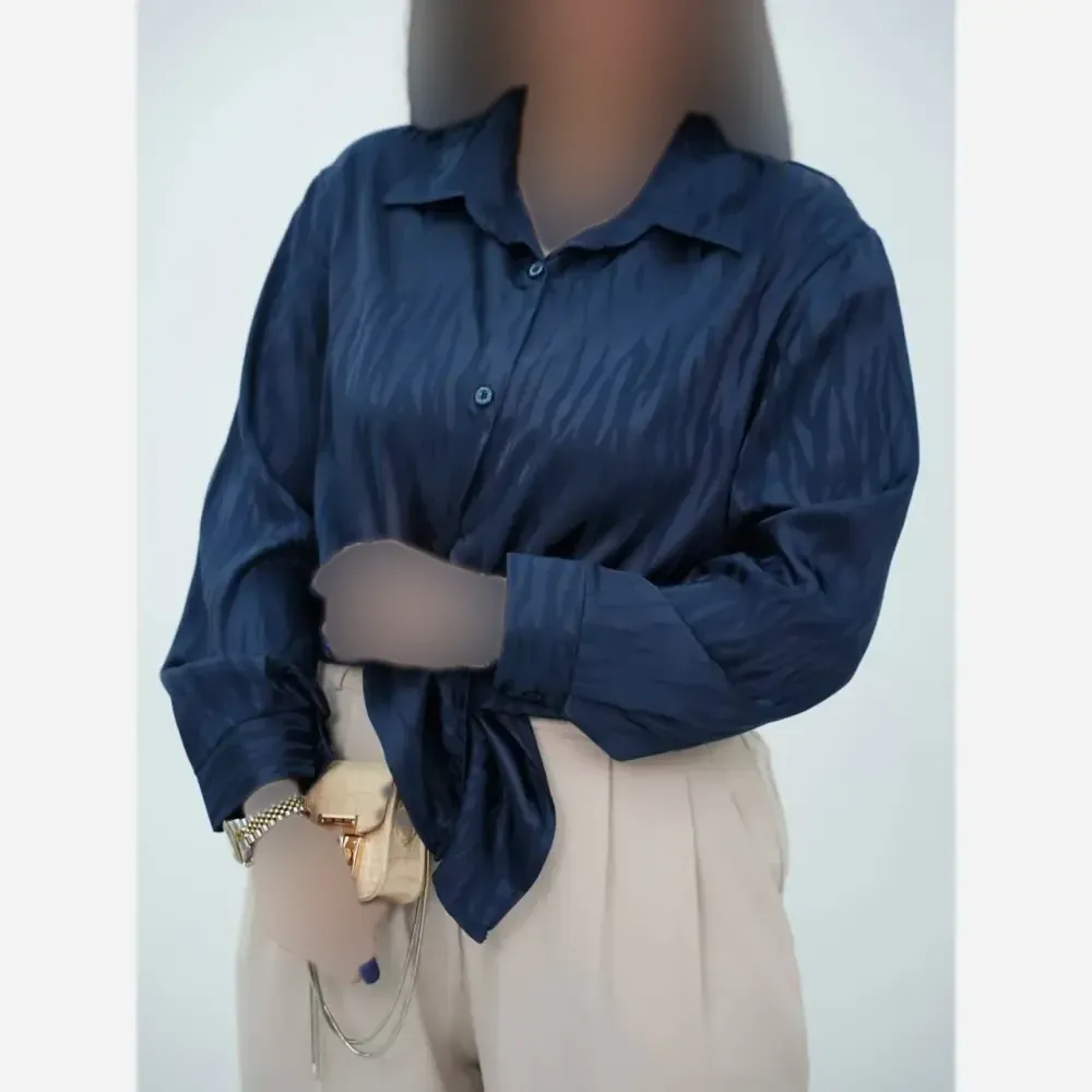 شومیز ساتن طرح دار نازنین رنگ سفید فری سایز