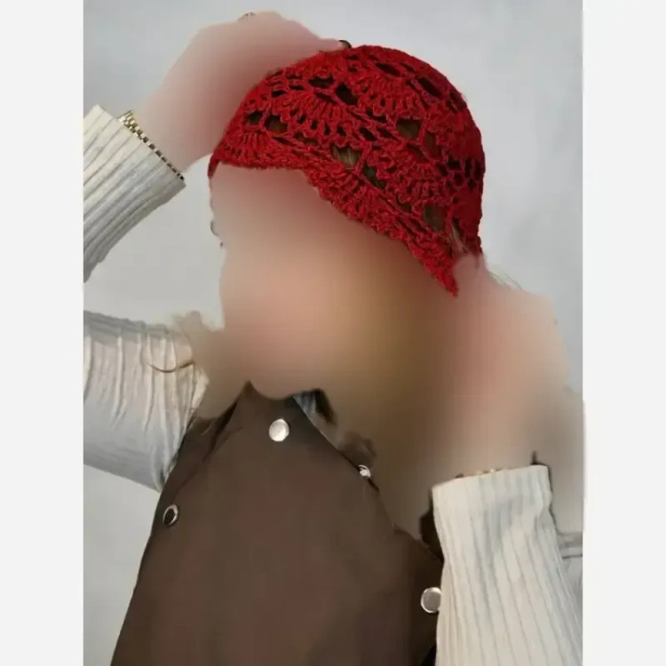 کلاه قلاب بافی زنانه رنگ مشکی شکلاتی نسکافه ای قرمز