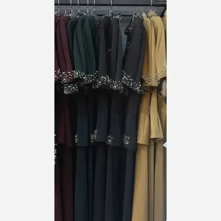 ست دوتیکه ماکسی و شنل مدل پریسیما کرپ دالقیچ و حریر مروارید و نگین دار رنگ سرمه ای و مشکی