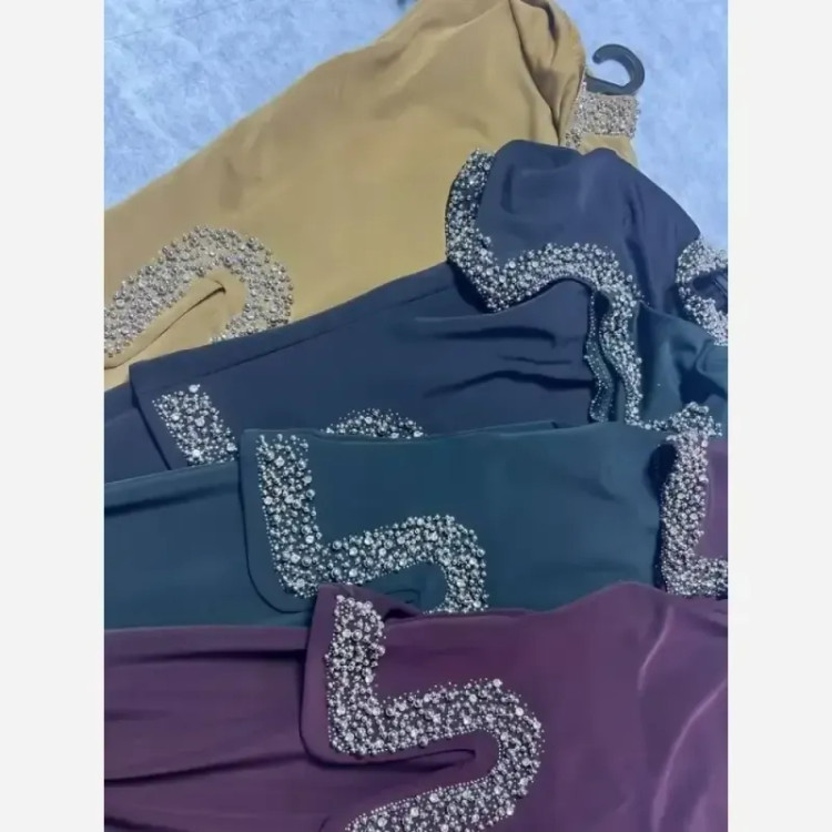 ست دوتیکه ماکسی و شنل مدل پریسیما کرپ دالقیچ و حریر مروارید و نگین دار رنگ سرمه ای و مشکی