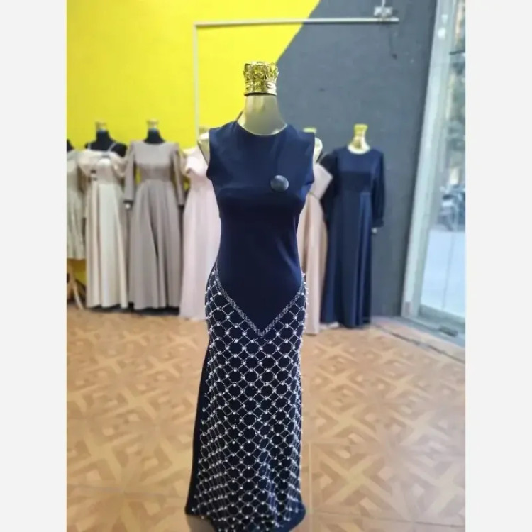 ست دوتیکه ماکسی و شنل مدل پریسیما کرپ دالقیچ و حریر مروارید و نگین دار رنگ سرمه ای و مشکی