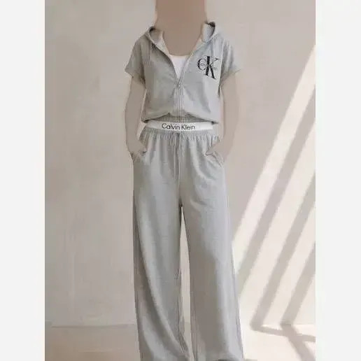 ست دوتیکه ماکسی و شنل مدل پریسیما کرپ دالقیچ و حریر مروارید و نگین دار رنگ سرمه ای و مشکی
