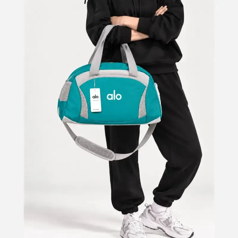 ساک ورزشی جنس خلبانی ابعاد 46 در 30 سانتیمتر با 4 جیب بیرونی و بند بلند