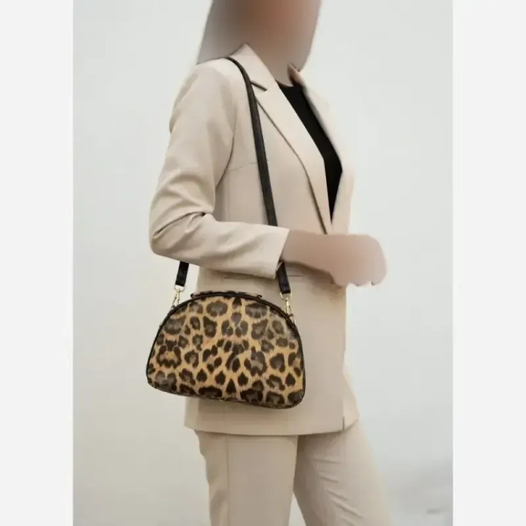 کیف چرم سی بل دو رو پلنگی و مشکی بند بلند 18*25 سانت