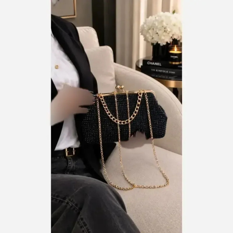 کیف مجلسی مخمل نگین کاری شده رنگ مشکی سایز 18 در 13 بند زنجیری